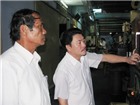Ăn cơm nhà lo việc hội