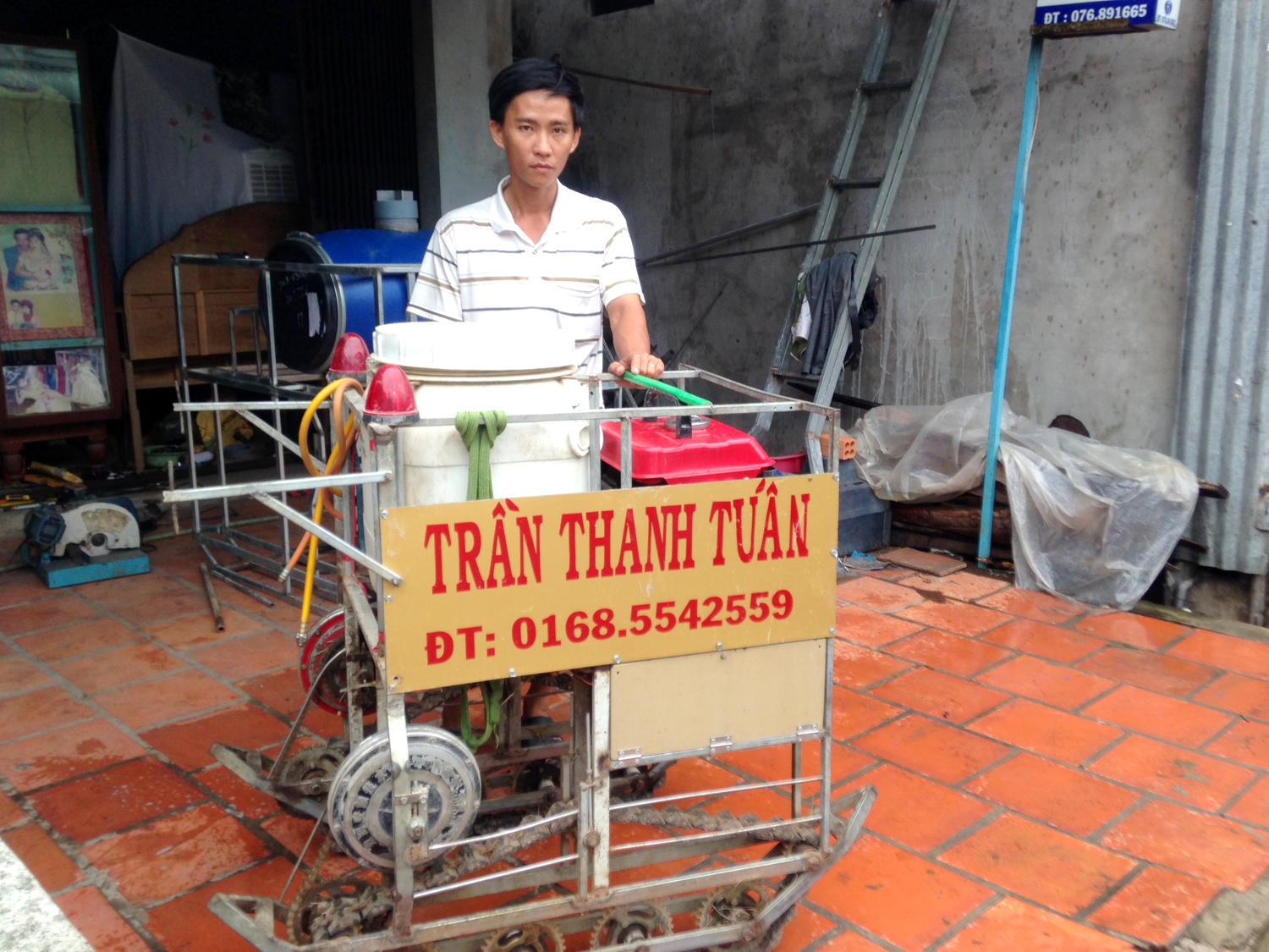 Anh “hai lúa” chế tạo máy phun thuốc điều khiển từ xa