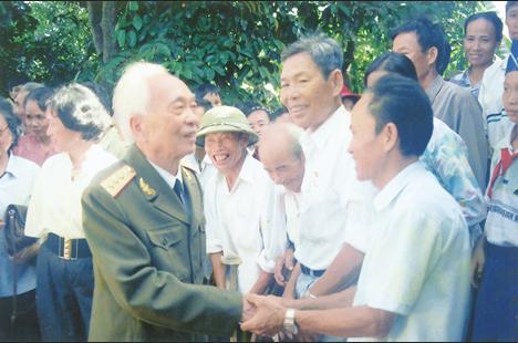 Đại tướng Võ Nguyên Giáp với những người dân quê nhà