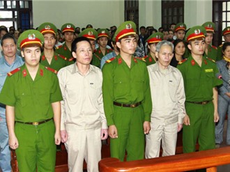 Đoàn Văn Vươn gầy, trắng trước tòa