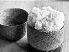 Lạ lùng tục lệ ném xôi vào nhau để cầu may
