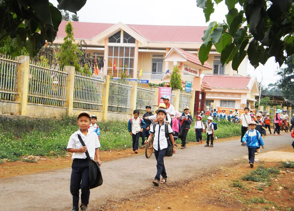 “Nặng gánh”... nông thôn mới: Bài 1- Kiệt sức vì các khoản phí