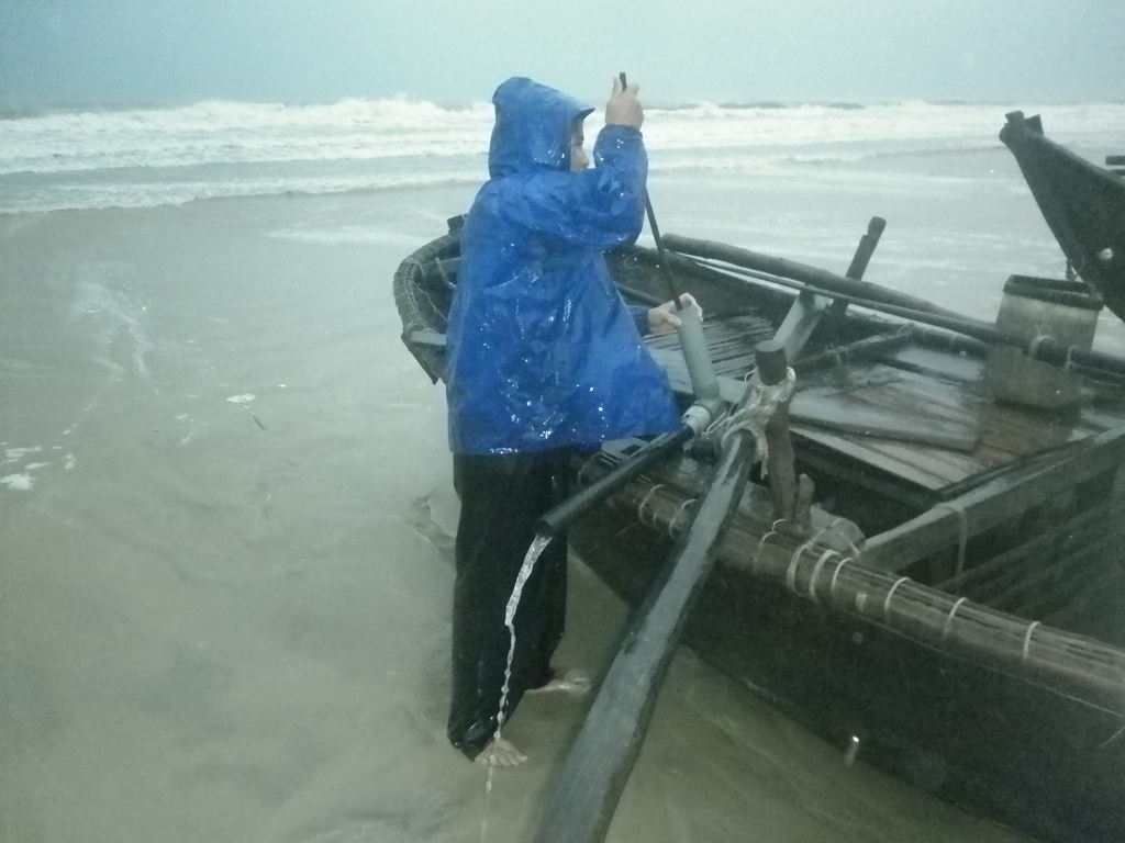 Ngư dân hối hả bán cá chạy bão