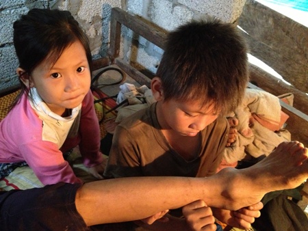 Quặn lòng hai con thơ chăm mẹ bệnh trong đói nghèo