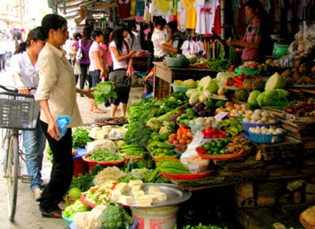 Rau xanh ầm ầm tăng giá ngày mưa bão