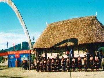 Rìu trong cuộc sống người Giẻ Triêng
