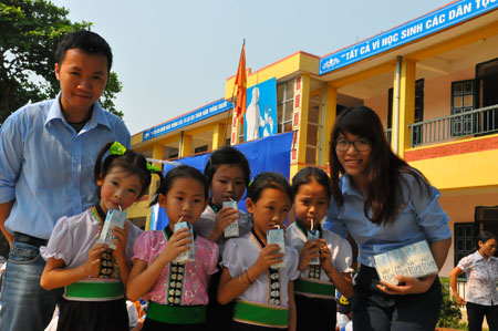 Trao niềm vui đến trẻ nghèo Tây Bắc