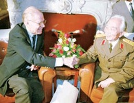 Tướng Giáp với Đặng Tiểu Bình, McNamara và Brezjinski