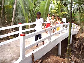 Xây 1.400 cây cầu từ những tấm lòng vàng